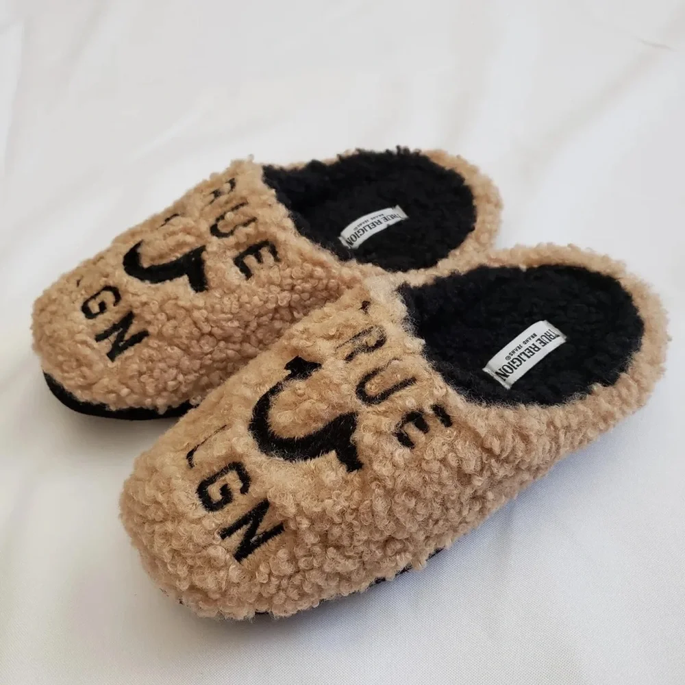 TRUE RELIGION men’s Faux Shearling Slippers Camel Beige Black